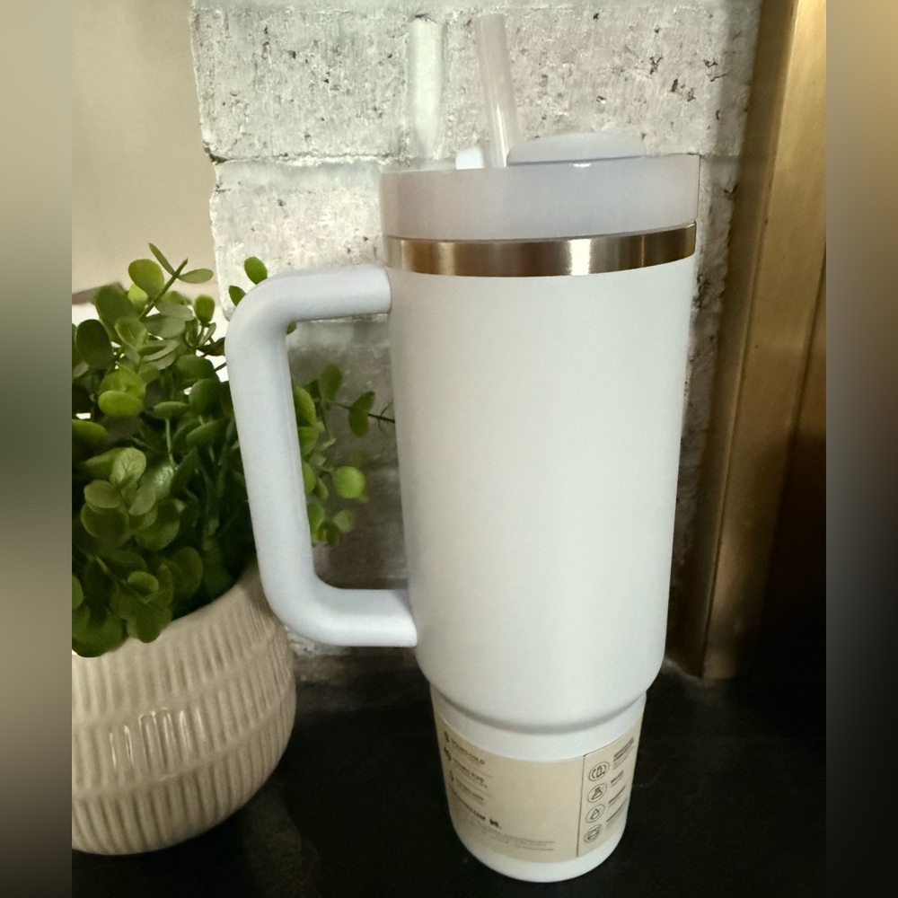 🆕 Stanley 30oz Quencher H2.0 Tumbler in Glacier - Picture 3 of 10